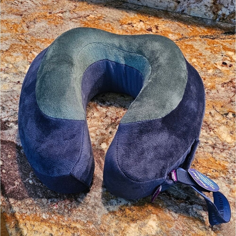 NWT Cabeau Evolution Earth Travel Pillow - Picture 2 of 3